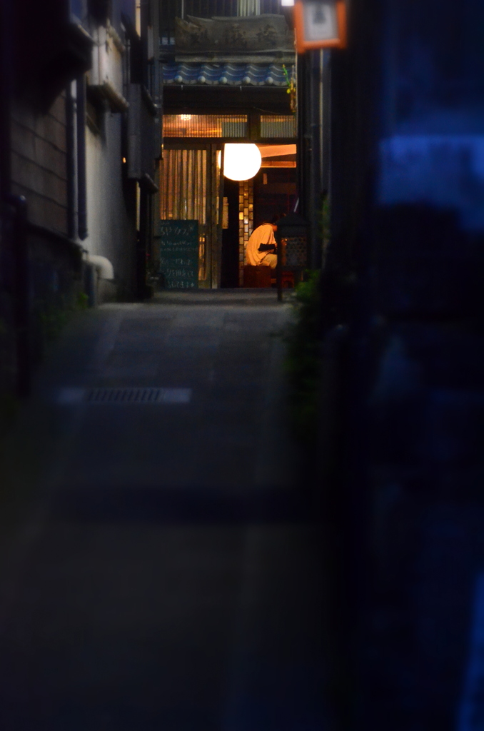 路地の奥の光に惹かれて・・・