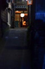 路地の奥の光に惹かれて・・・
