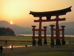 夕暮れの厳島神社
