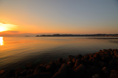 夕焼けに染まる海