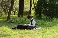 写生する少女