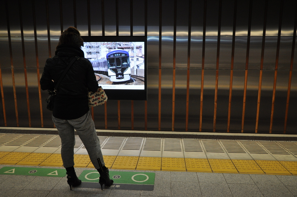 電車を待つ