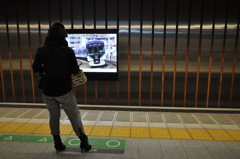 電車を待つ
