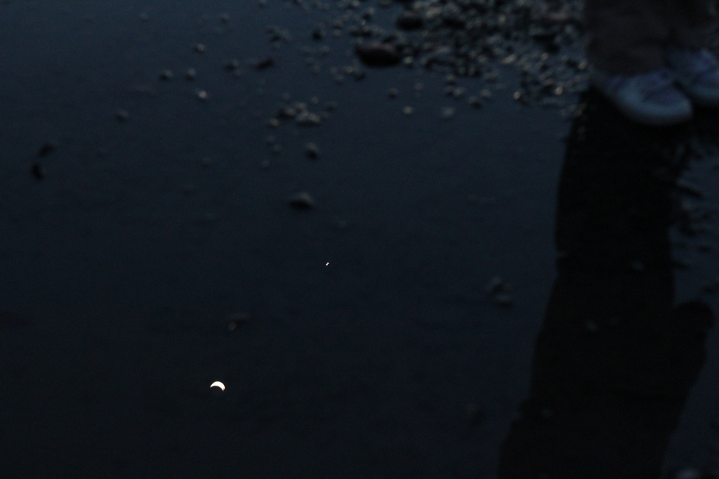 水溜りに映った三日月