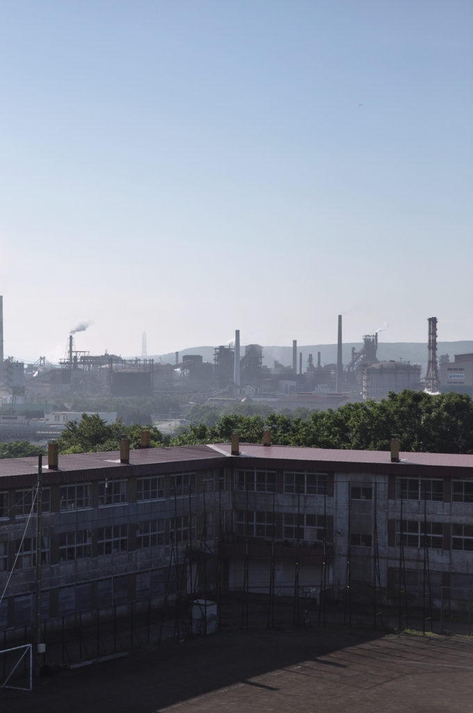 学校と工場遠景