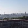 学校と工場遠景