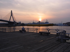 夕暮れ時の釣り人