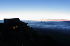 赤岳頂上小屋の夜明け前