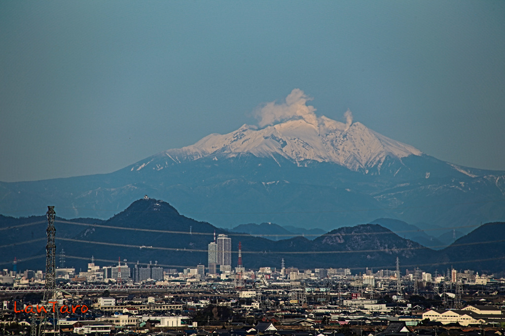 御嶽山と岐阜稲葉山（岐阜城）