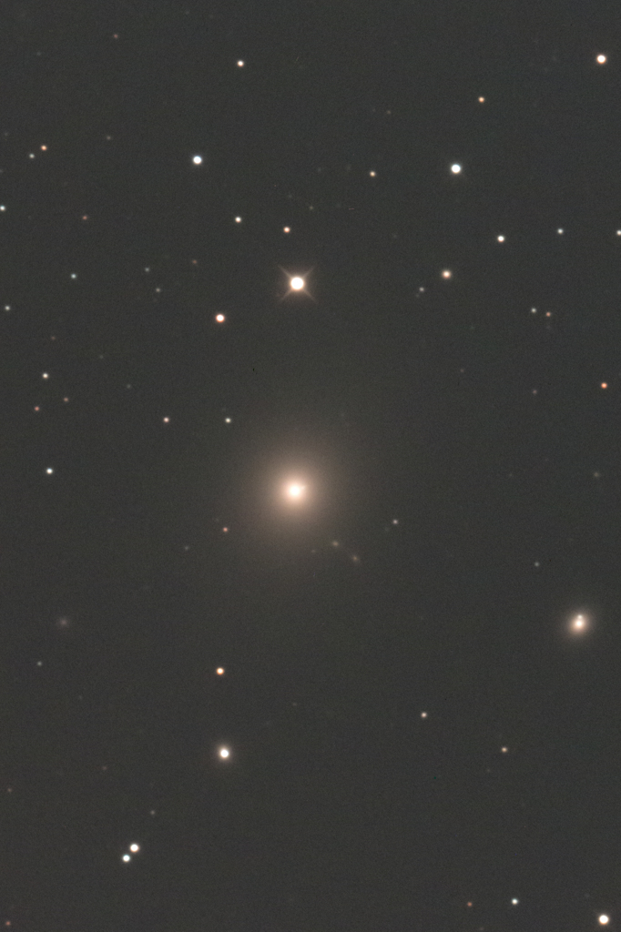 M87と、中心にあるブラックホールからのジェット