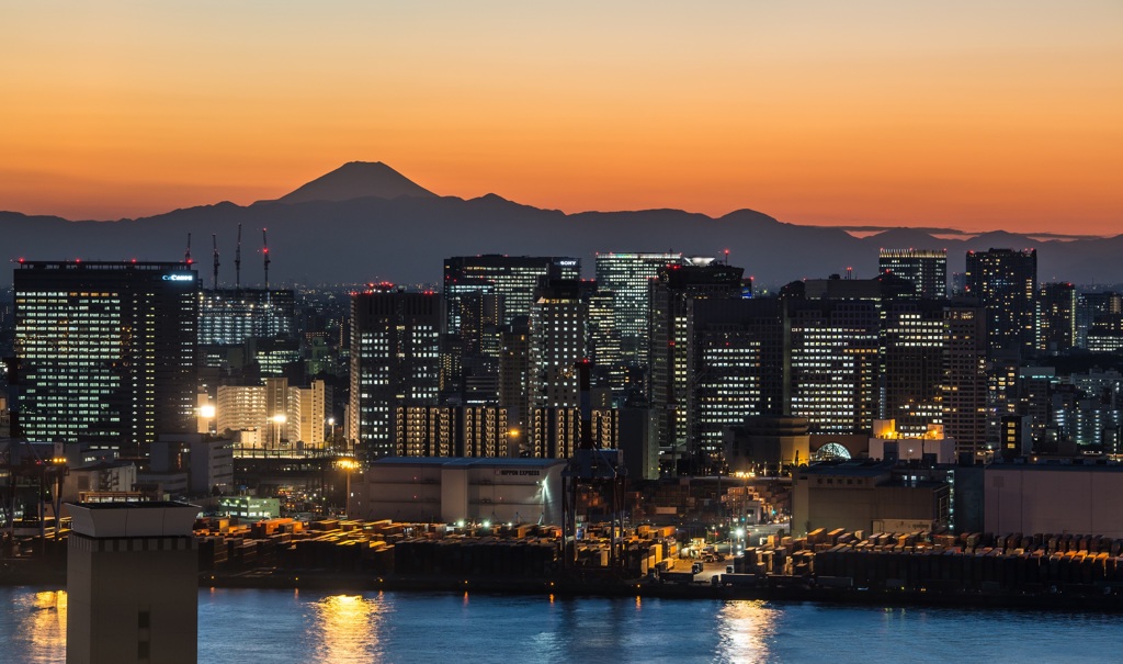 品川ビル群と富士山