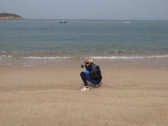砂浜で彼が何を狙っているか、彼の名誉の為にも言えません。