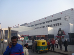 正解：ご存知 New Delhi Railway Station.