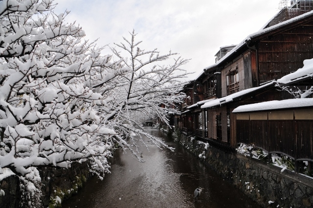 雪の祇園白川