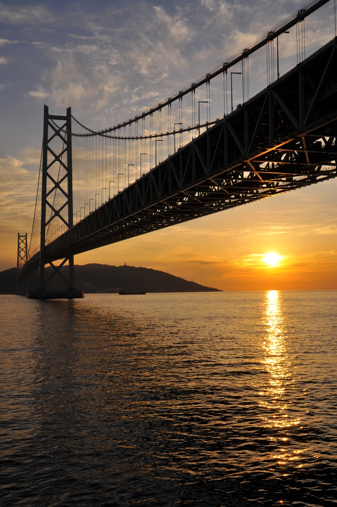 明石海峡と夕日