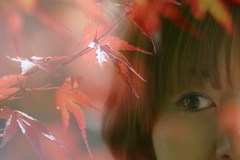 紅葉と女性