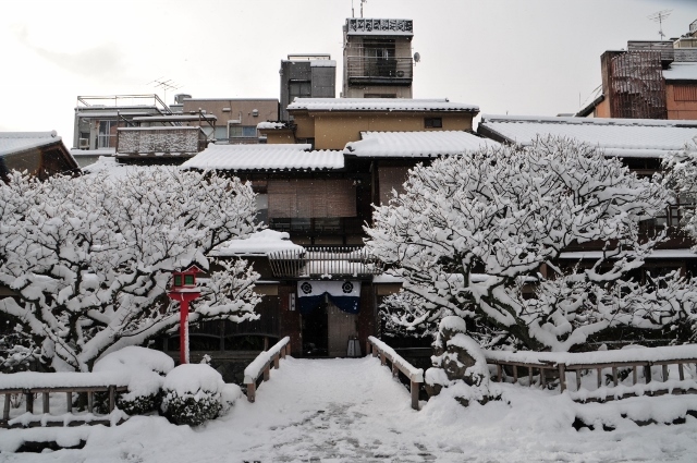 雪の祇園白川