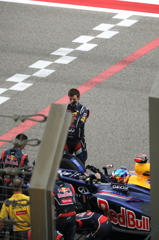 2012_04_F1_Vettel 手袋はめて、