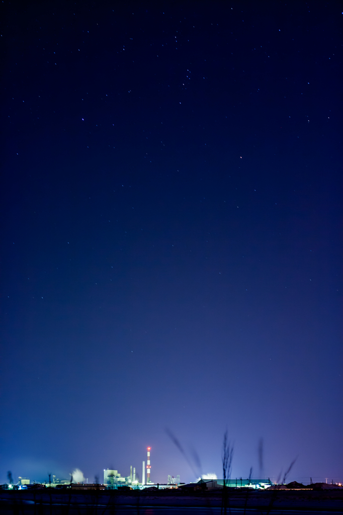 工場と星