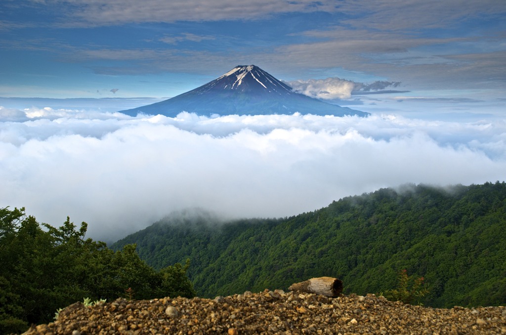 ７月、梅雨時の三つ峠
