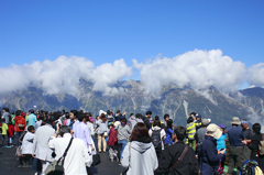 雲と山と人