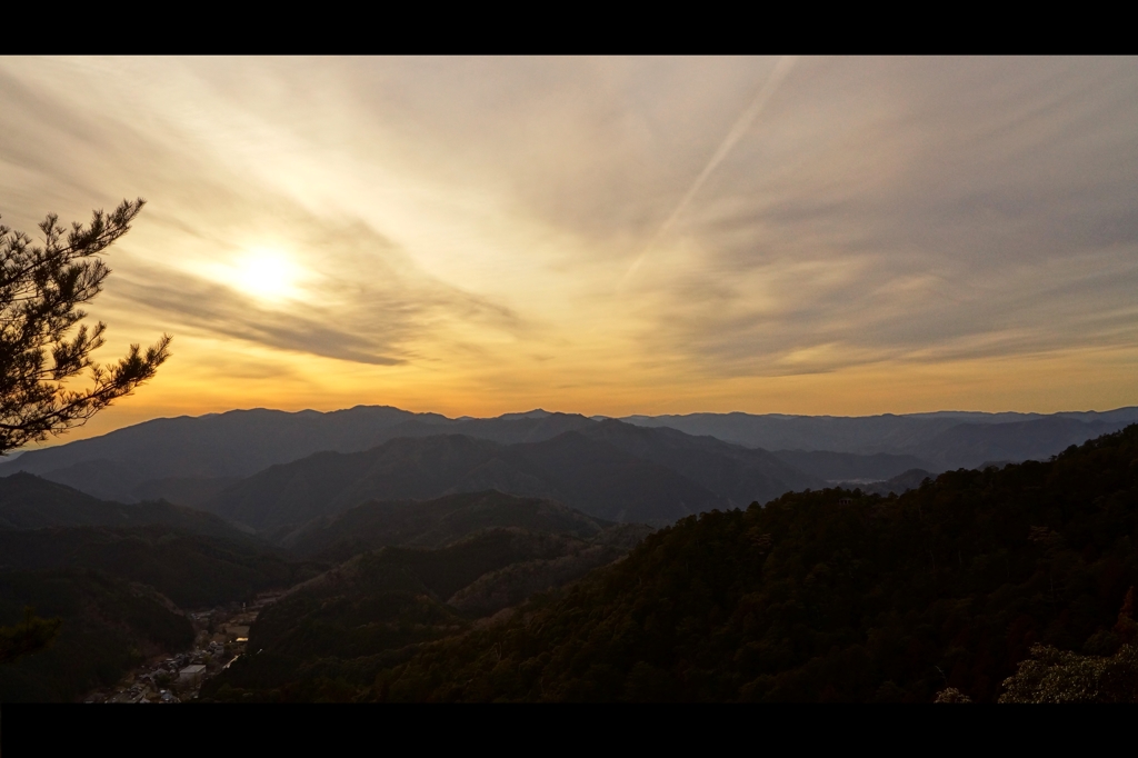 広い空、朱い夕陽