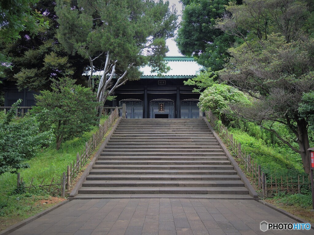 ・・・の白い階段に腰かけて