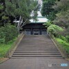・・・の白い階段に腰かけて