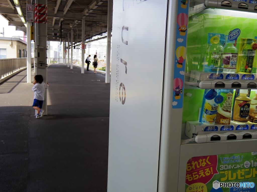 品川駅のホームで，