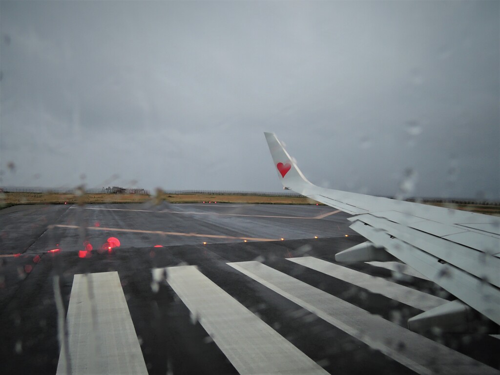 雨の神戸空港