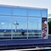 羽田空港の展望デッキの人々