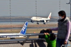 Parent and child who are at the airport.