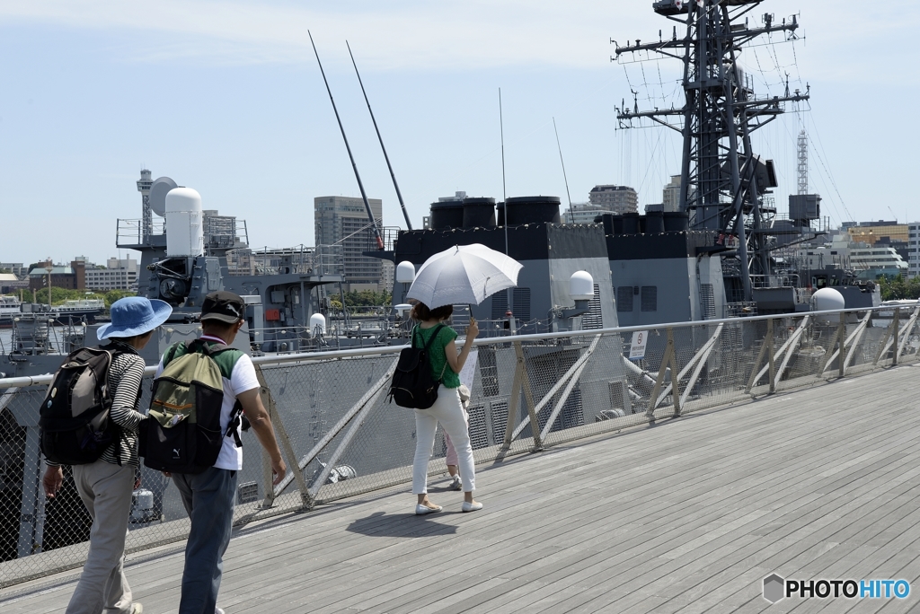 護衛艦と日傘・・・