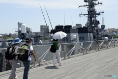 護衛艦と日傘・・・