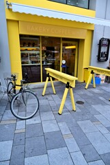 イエローなお店