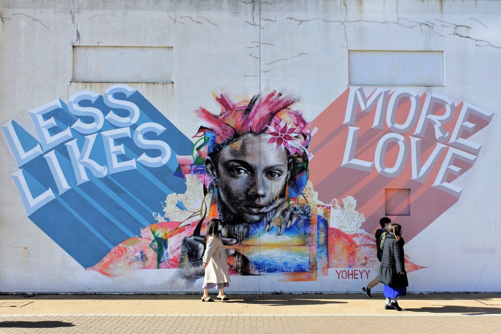 Less likes と More love