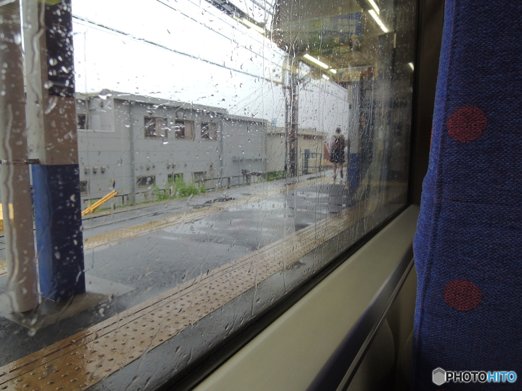 雨の中の京急