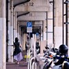 高架下を歩く