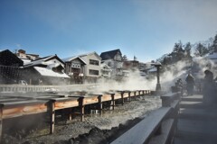 青空と湯畑と・・・湯気