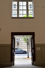 ドアの向こうで