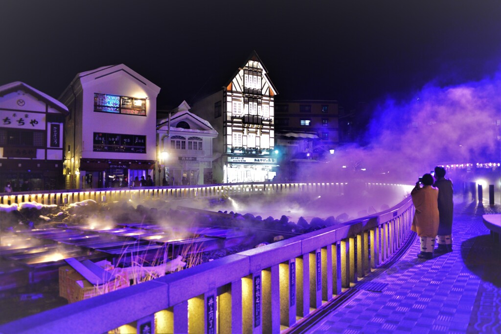 夜の湯畑