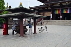 献香所を囲んで