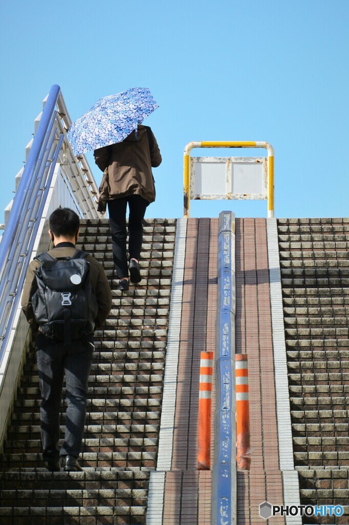 歩道橋でDABADA