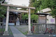 町の中の神社