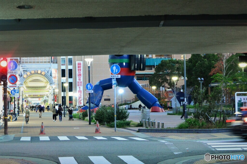 新長田の高架下から望むと・・・28号が！