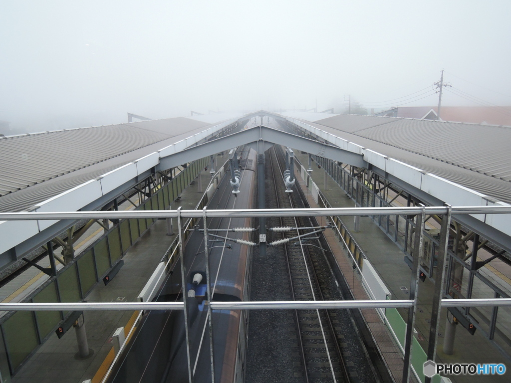 霧の軽井沢駅