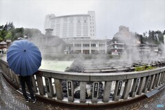 雨の湯畑