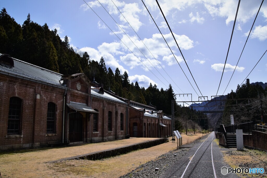 旧丸山変電所と軌道跡