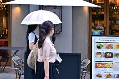 おもてにあるメニュー看板を眺めて