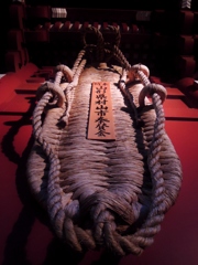 この様な大きなわらじを履くものがこの寺を守っているのか！
